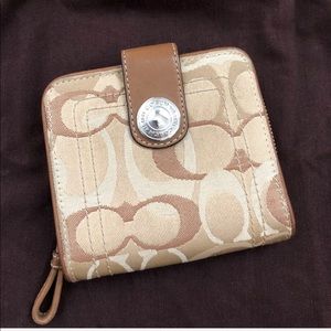 🛍 COACH brown/ tan small wallet